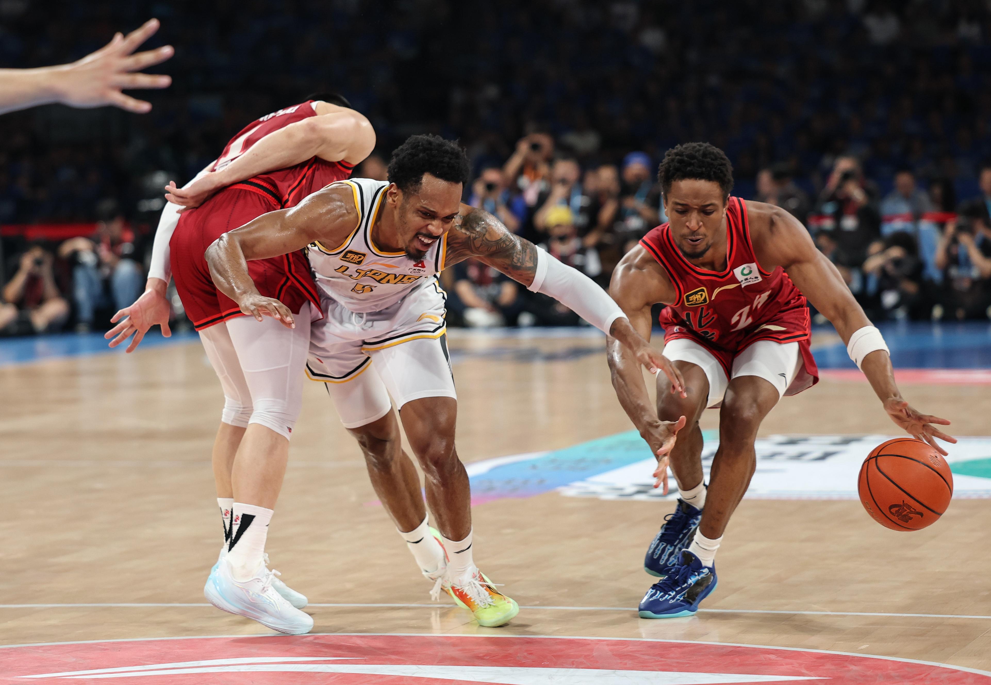 kaiyun.com -包含集结日NBA总决赛焦点战，广东宏远再遭质疑，管理层满意，数据趋势出现新变化的词条